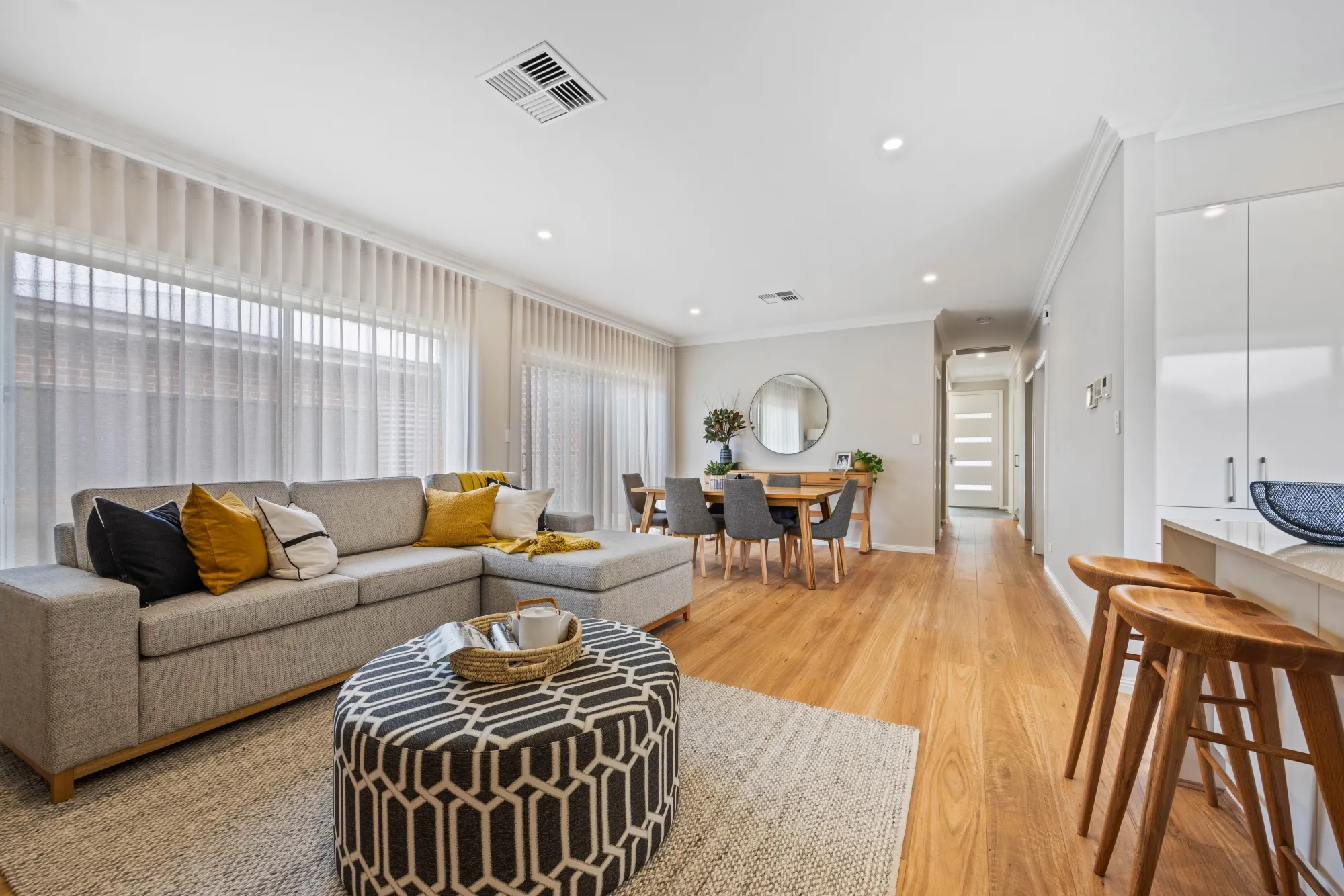 Oakfield Rise display villa