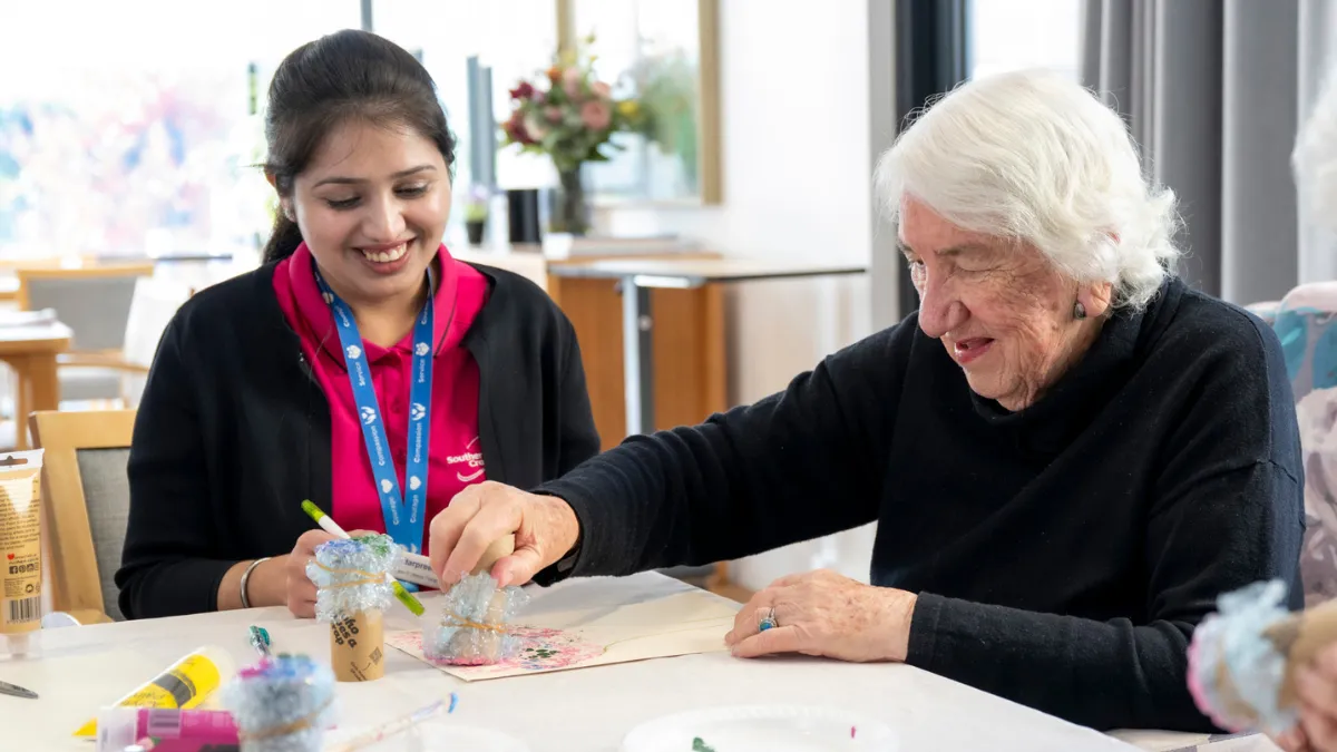 Lib Healey doing an art workshop