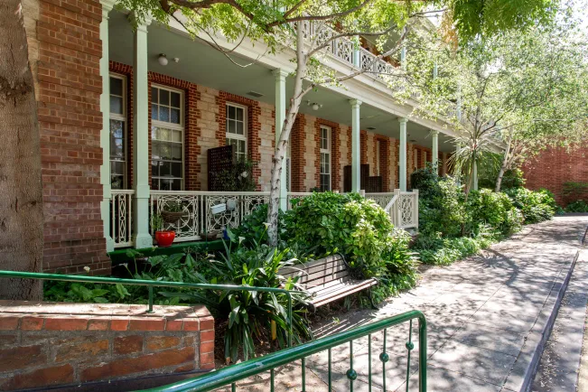 Retirement_Living_Heritage_apartments_Southern_Cross_Care_garden