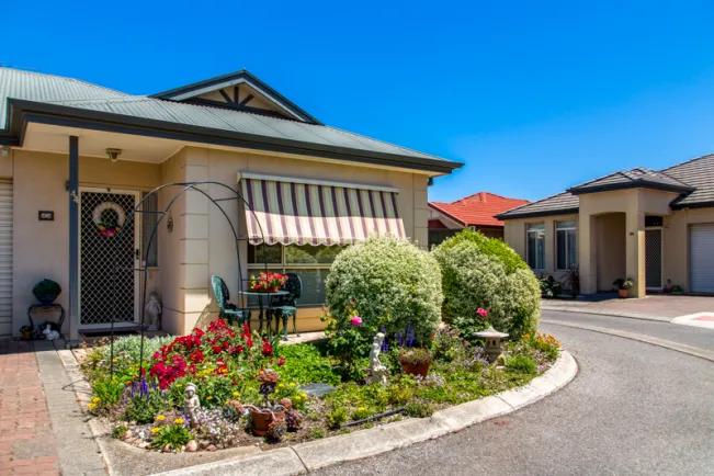 Retirement_Living_Pine_Springs_Southern_Cross_Care_driveway