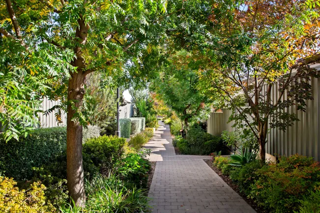 Retirement_Living_Riverpoint_Southern_Cross_Care_garden_walk