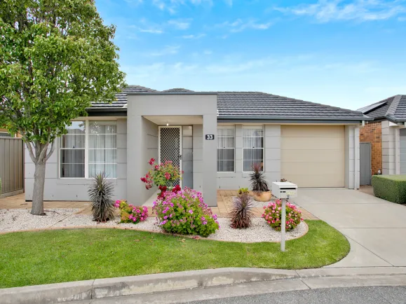 Retirement_Living_Riverside_at_Goolwa_Southern_Cross_Care_Street Scape