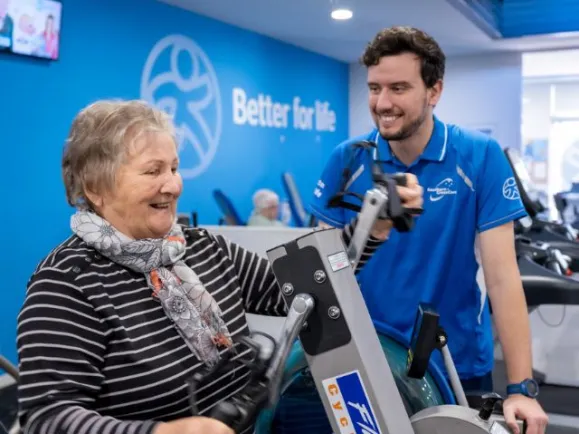 Exercise Physiologist with female client 
